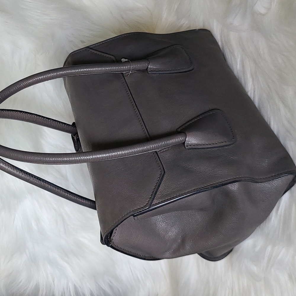 💯 Authentic Prada Handbag 🍀 - Picture 5 of 16